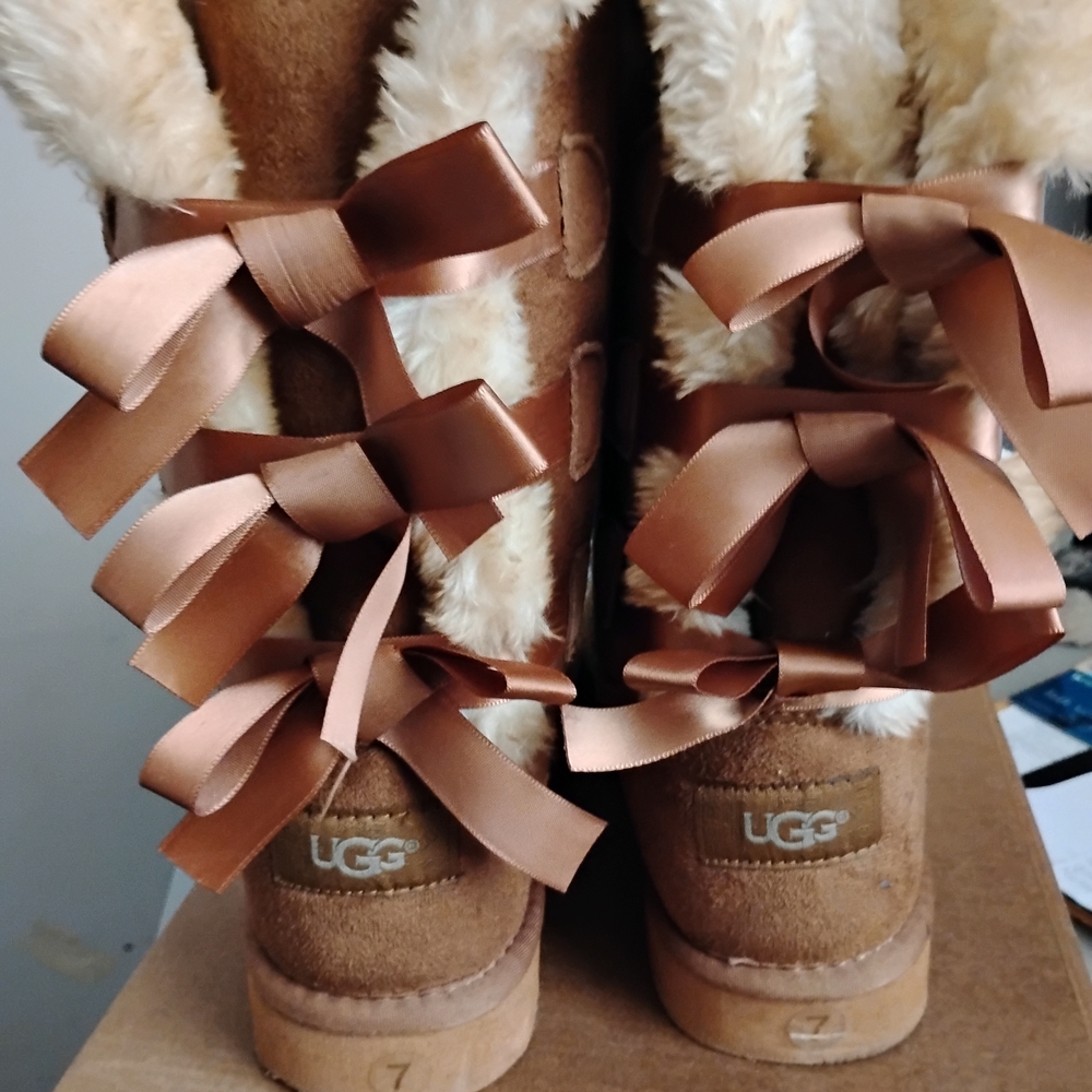 UGG Tan Boots with Satin Bows Furr